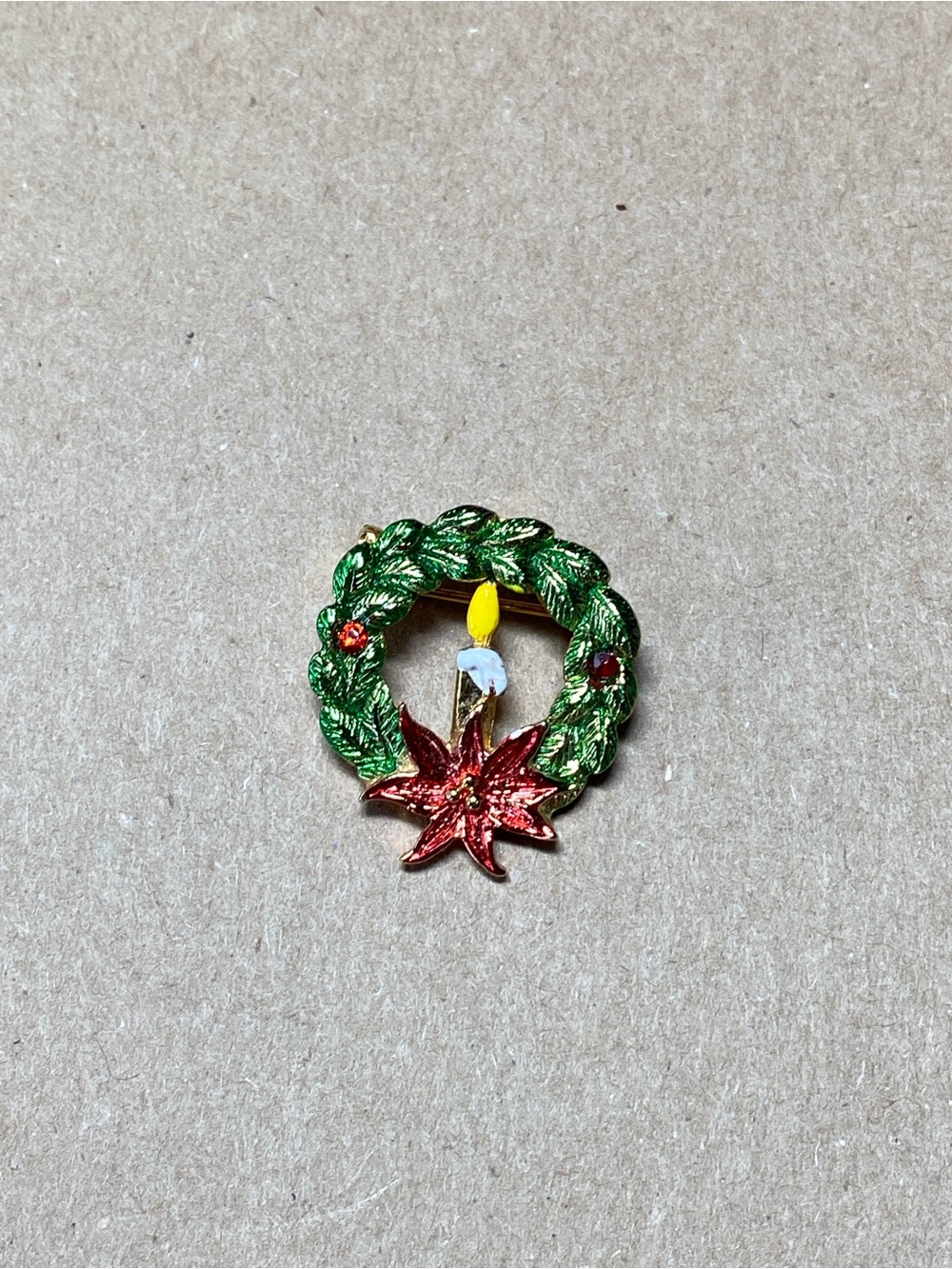 Vintage Beatrix small tiny wreath rhinestone Christmas pin